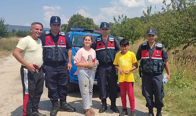 Kaybolan iki çocuğu 1 saat içinde bularak ailelerine teslim ettiler