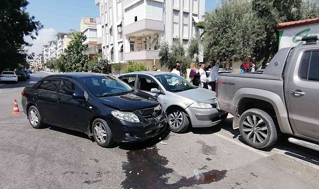 Kaza yapan otomobiller park halindeki kamyonete çarptı: 1 yaralı