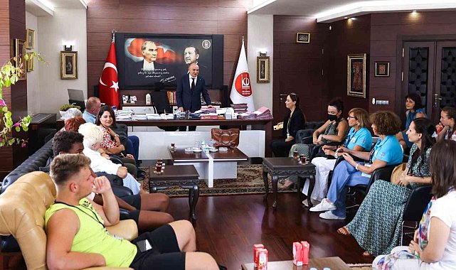 Keçiören Belediye Başkanı Altınok, Türk ve yabancı öğrencileri makamında ağırladı