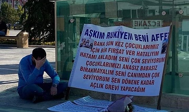 Kendisini terk eden eşine kent meydanında pankartlı özür