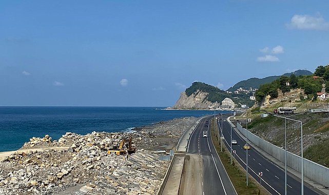 Kilimli Sahil Yolu'na 700 bin tonluk taş dolgu