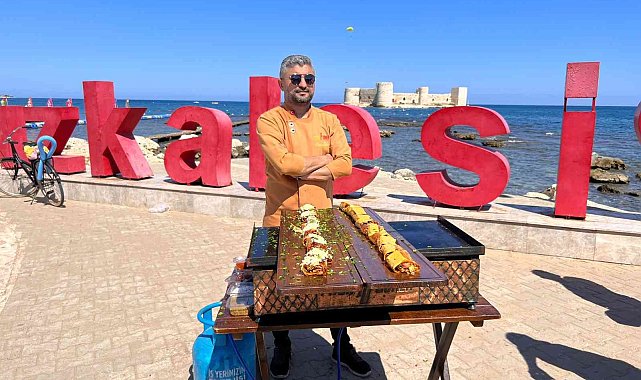 Kızkalesi sahilinde 'Piton Döner' yapıp ikram etti