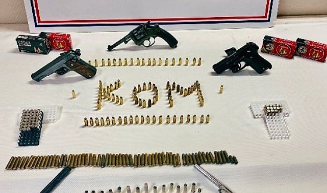 KOM ekiplerinin yakaladığı şüphelinin üzerinden tabancalar ve mermiler çıktı