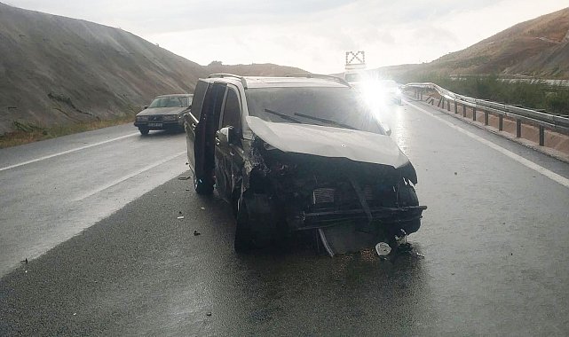 Kontrolden çıkan kamyonet kaza yaptı: 4 yaralı