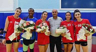 Konyaaltı, şampiyon sporcularını çiçeklerle karşıladı