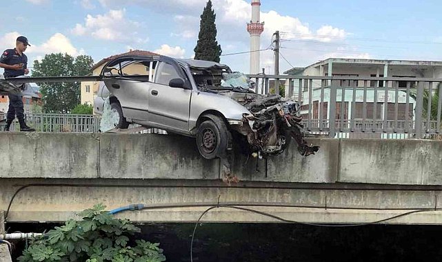 Köprünün korkulukları otomobile ok gibi saplandı: 1 yaralı