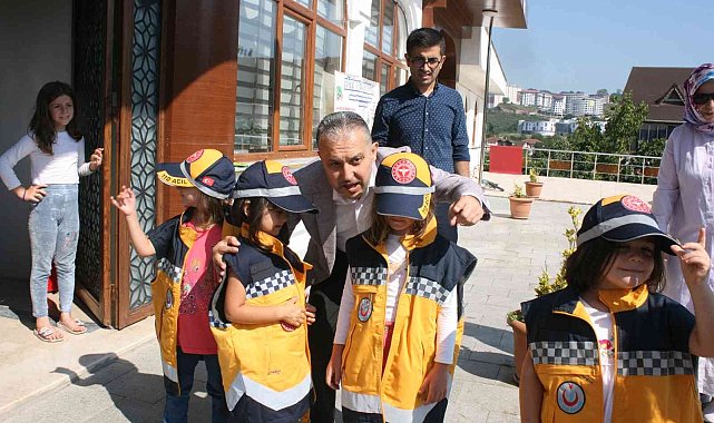 Kuran kursuna giden çocuklar ambulansları inceledi