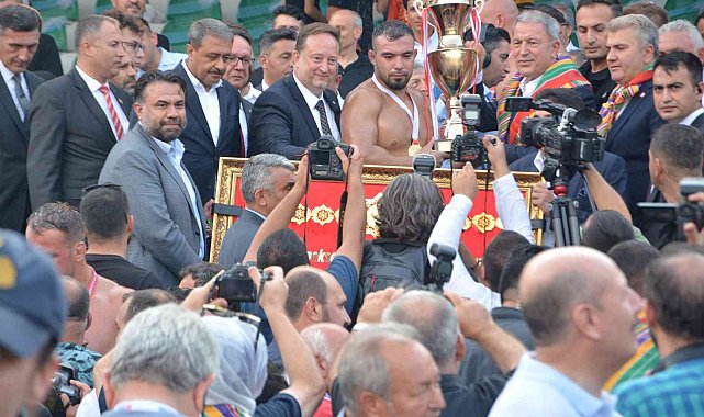 Kurtdere Güreşlerinde Başpehlivan Yusuf Can Zeybek oldu