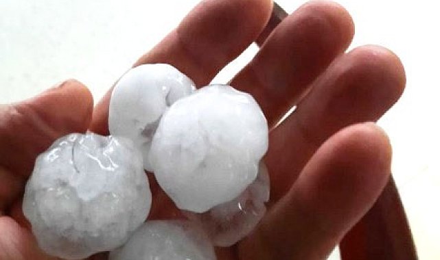 Kütahya'nın Tavşanlı ilçesinde ceviz büyüklüğünde dolu yağdı