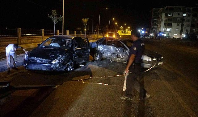 Lastiği patlayan otomobil karşı şeride geçti: 3 yaralı