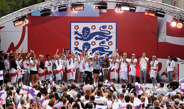 Londra'da binlerce kişi kadın futbol takımının şampiyonluğunu kutladı