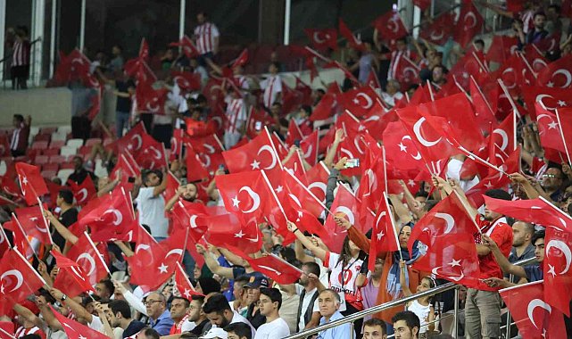 Maça gelen taraftara Türk bayrağı dağıtıldı