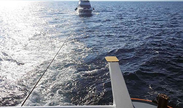 Makine arızası nedeniyle sürüklenen lüks tekne kurtarıldı