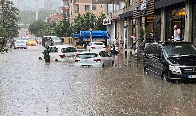 Maltepe'de etkili olan yağış nedeniyle 3 araç suya gömüldü