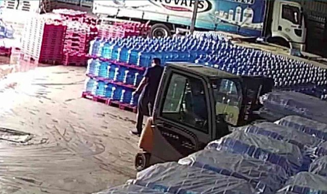 Maltepe'de işçinin, geri geri gelen forklift altında kaldığı anlar kamerada