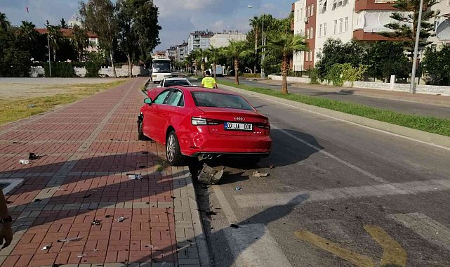 Manavgat'ta iki otomobil çarpıştı: 2 yaralı