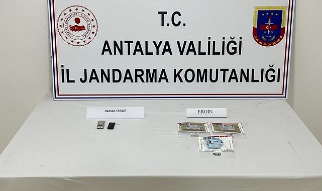 Manavgat'ta turistlere uyuşturucu satan şüpheliye jandarma baskını