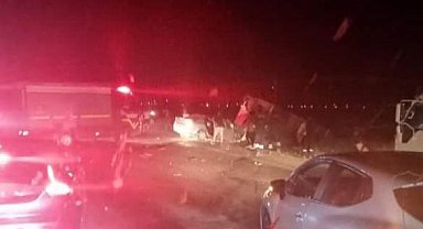 Manisa'da işçi servisi ile otomobil çarpıştı: 17 yaralı