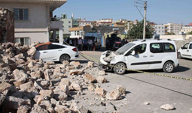 Mardin'de duvar çöktü, iki araçta maddi hasar meydana geldi