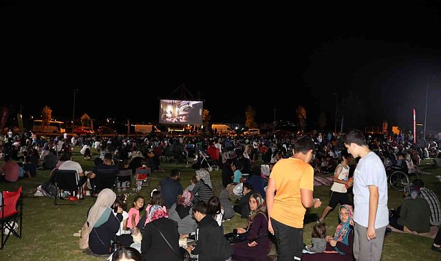 Melikgazi Belediyesi her hafta farklı filmlerle sinemaseverleri açık hava film günlerinde buluşturuyor