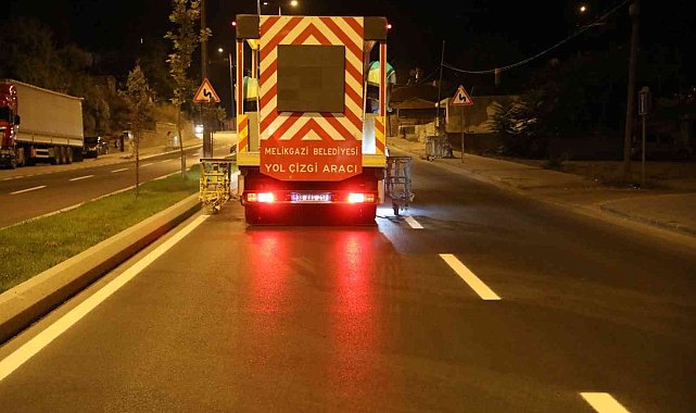 Melikgazi, daha güvenli ulaşım için yol çizgi çalışması yapıyor