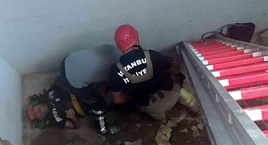 Mermer kaplama yaptığı merdiven çöktü, üzerinde çalışan işçi ayağını kırdı
