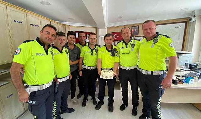 Mesai arkadaşlarından emektar polis memuruna doğum günü sürprizi