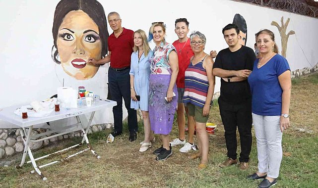 Mezitli yazlık sinemanın duvarları sanatçıların resimleriyle donatıldı
