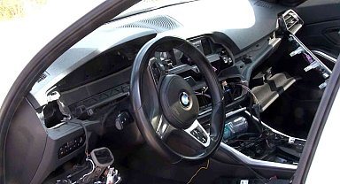 Motosikletle gelip aracın gösterge ve vites topuzunu çaldılar
