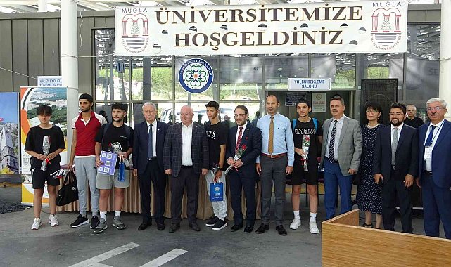 Muğla protokolü öğrencileri çiçeklerle karşıladı