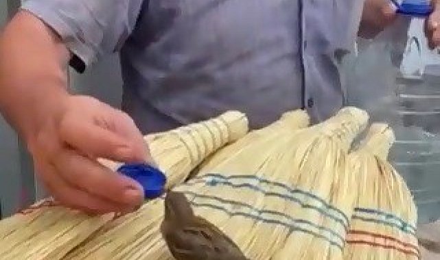 Muhtar susayan kuşa şişe kapağıyla su içirdi