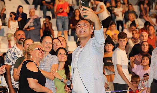Mümin Sarıkaya'dan muhteşem konser