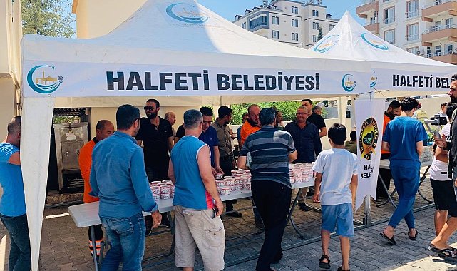 Namaz sonrası cemaate aşure dağıtıldı