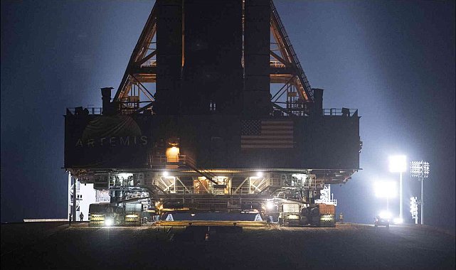 NASA'nın yeni Ay roketi rampaya yerleştirildi