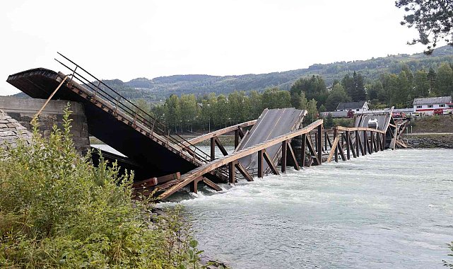 Norveç'te ahşap köprü çöktü, araç nehre düştü