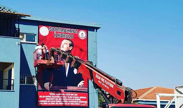 Okulun dev Atatürk posteri yenilendi