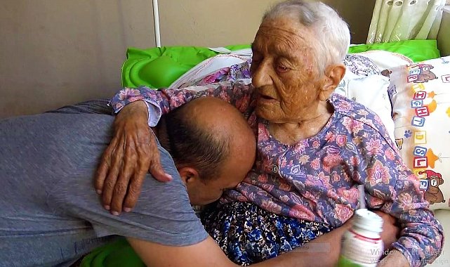 Ömrünü gözü gibi baktığı annesine adadı