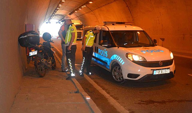 Ön lastiği patlayan motosikletin sürücüsü kazada yaralandı