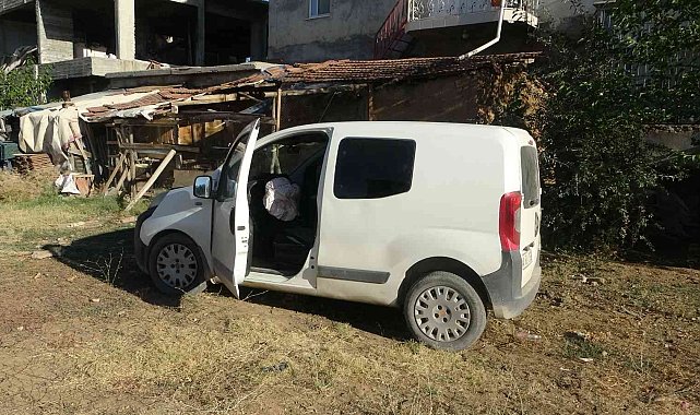 Otomobil ile çarpışan hafif ticari araç tarlaya uçtu