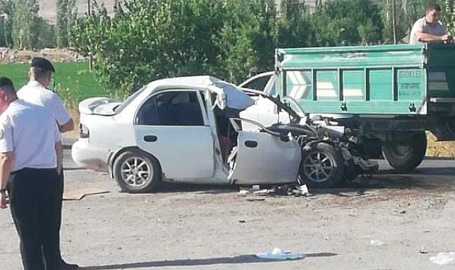Otomobil ile kamyon çarpıştı: 3'ü ağır 4 yaralı