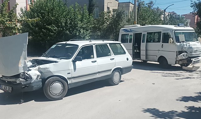 Otomobil ile yolcu minibüsü çarpıştı: 4 yaralı