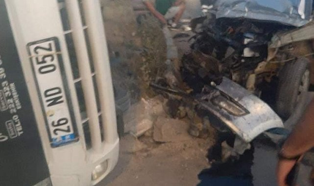 Otomobil kamyona çarptı: 4 kişi yaralı