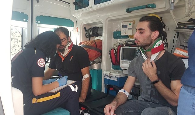 Otomobil kaygan zeminde yoldan çıktı: 3 yaralı