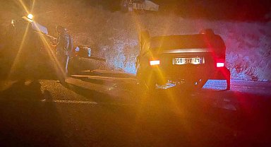 Otomobil traktöre bağlı balya makinesine çarptı