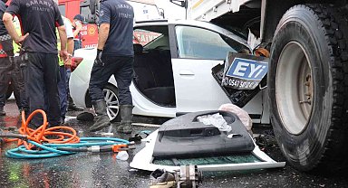 Otomobil, yan dönen kamyona ok gibi saplandı: 1 ölü 4 yaralı