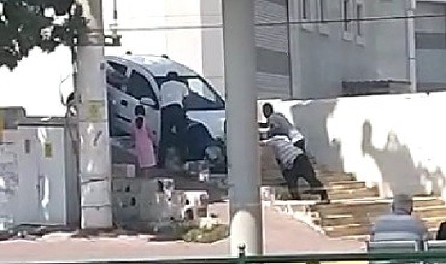 Otomobili merdivenden indirmeye çalıştı