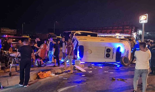 Otomobilin çarptığı ambulansta 3 kişi yaralandı