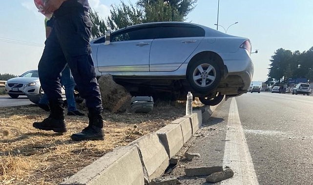 Otomobilin çarptığı elektrik direği başka bir otomobilin üzerine devrildi: 5 yaralı