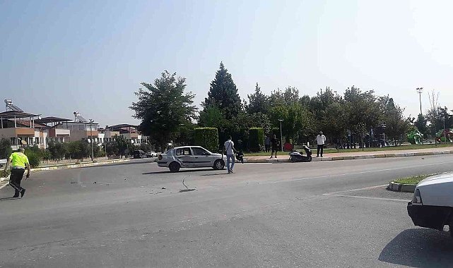 Otomobille çarpışan motosikletteki iki kurye yaralandı