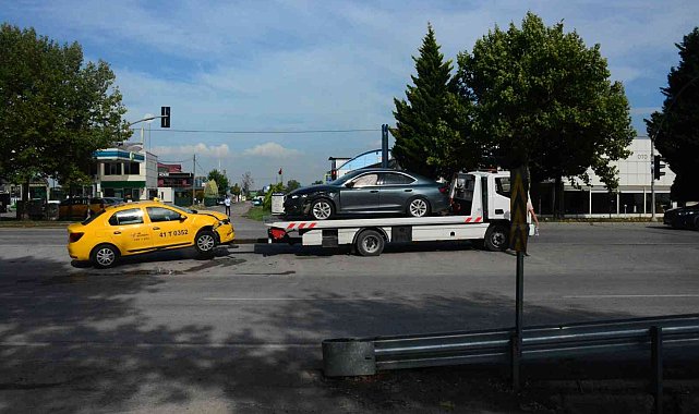 Otomobille çarpışan ticari taksideki 3 kişi yaralandı